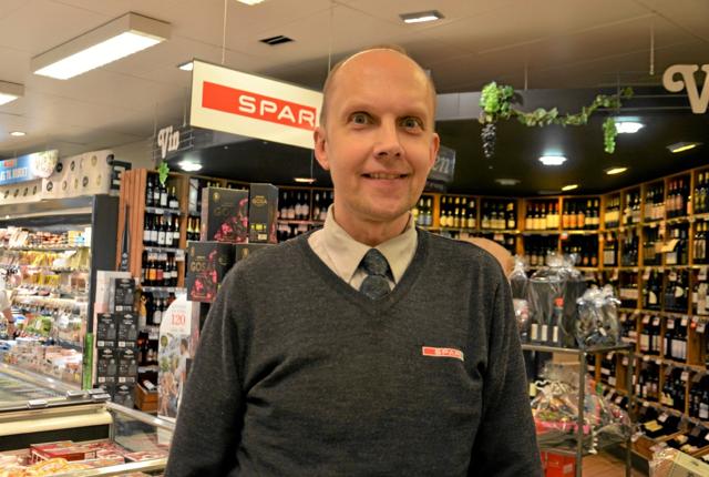 Søren Nielsen oplever kunderne rose Spar Købmanden i Nørager for den gode stemning i butikken. Foto: Jesper Bøss