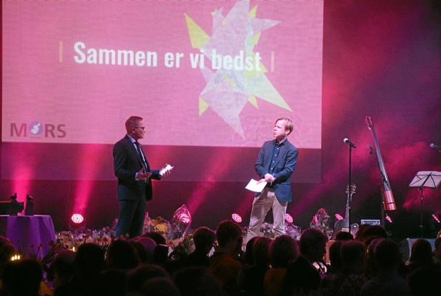 Fra Frivilligfesten 2019. På scenen borgmester Hans Ejner Berthelsen (V), til venstre, og konferencier Clement Kjersgaard. Foto: Morsø Kommune