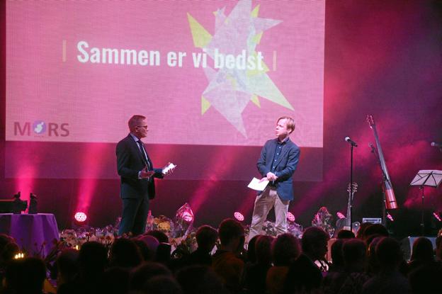 Fra Frivilligfesten 2019. På scenen borgmester Hans Ejner Berthelsen (V), til venstre, og konferencier Clement Kjersgaard. Foto: Morsø Kommune