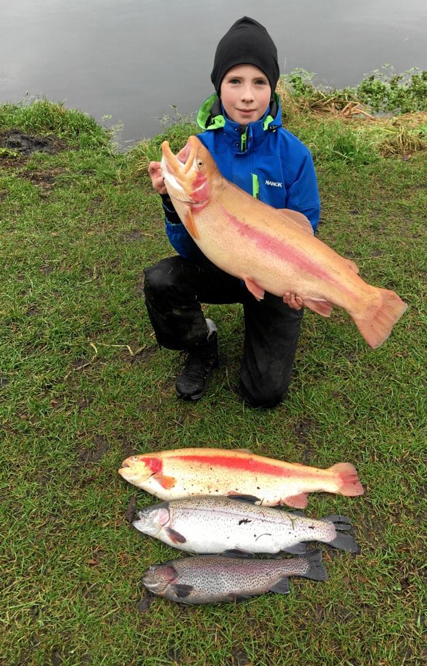 Christian Hasager med den 5,8 kilo tunge guldørred, som han fik på krogen i Buderupholm Put & Take-sø. Privatfoto