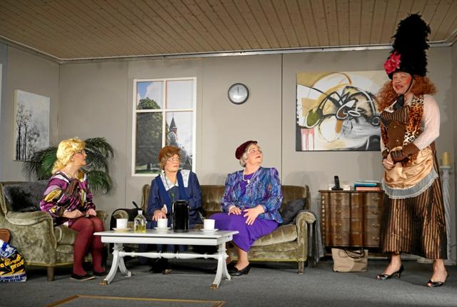 Siems dilettanter opførte i år stykket ”Han, hun og 2 tanter”.
Privatfoto