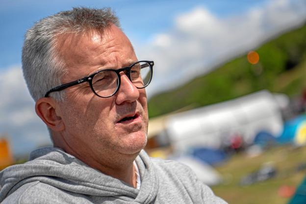 Peter Møller Madsen festivalleder, booker og talsmand for Nibe Festival til at komme og holde foredrag.