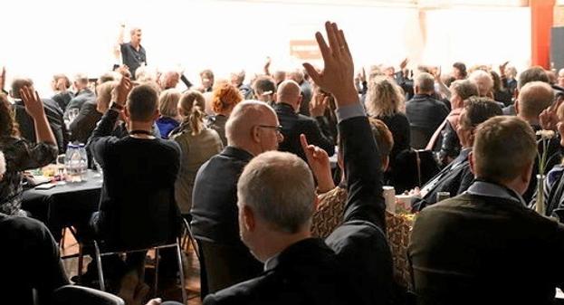 - Har I nogensinde gjort noget, fortrudt det fordi det var helt forkert ... og så gjort det igen, spurgte Simon Steenholm forsamlingen og fik at hav af håndsoprækkelser som bekræftelse på, at han ikke var alene om den oplevelse. Privatfoto