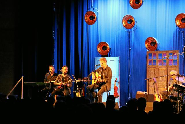 Lars Lilholt Band spillede fredag i Idrætscenter Vendsyssel i Vrå.