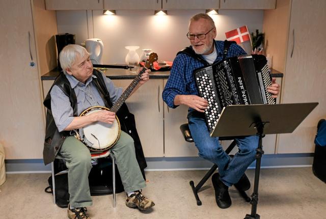Inger Frederiksen spiller banjo og Erik Eriksens synger og spiller på harmonika. Foto: Niels Helver