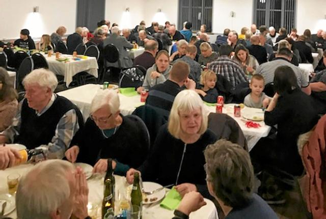 Omkring 100 borgere var på plads til fællesspisning i Ulsted Forsamlingshus. Foto: Rose Larsen Foto: Allan Mortensen