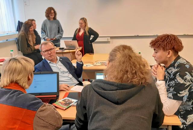 Orla Hav diskuterede politisk kommunikation med eleverne på HTX Frederikshavn