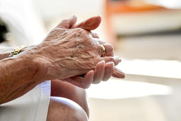 Rebild Kommune har for nylig oprettet sorggruppen "Livsmod" for enker og enkemænd over 65 år.
Margit taler med ældrerådgiver Marianne Bundgaard og en af deltagerne, som vi mødes hos, Ingrid.