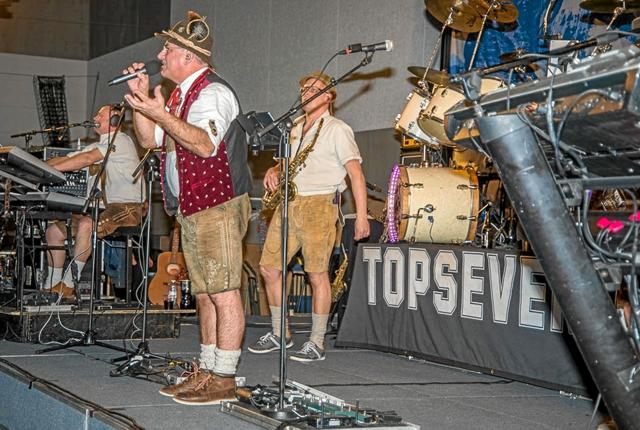 7 timer non stop partymusik fra "Top Seven" satte gang i Bierfesten. Foto: Mogens Lynge