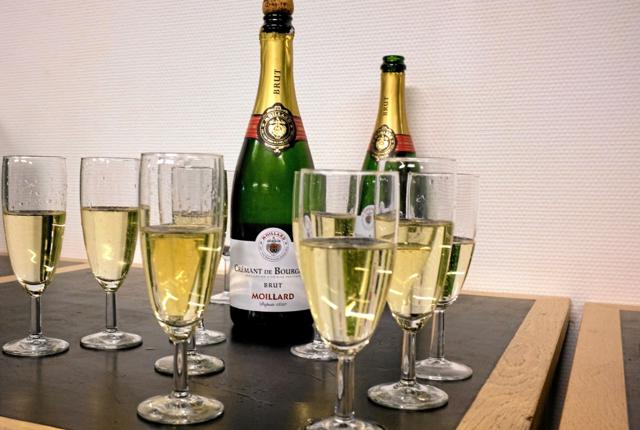 Medlemmerne af Sindal Rotary Klub blev ønsket godt nytår med champagne til den årlige nytårskur forleden aften. Foto: Niels Helver