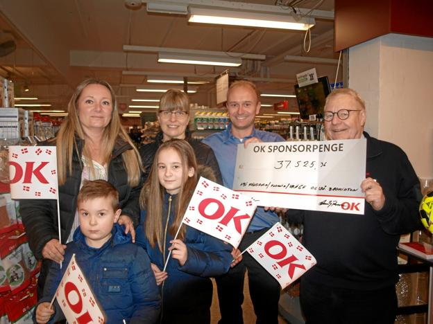 Sandie og Christina fra Vrå Gymnastikforening sammen med Rasmus Severinsen og OK-konsulent Sven Rasmussen – og forrest Emil og Frederikke. De lovede at dele pengene med VBI og Vrå Badmintonklub. Privatfoto