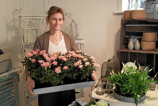 Karina Pedersen er i gang med at sætte butikken i stand til åbningsdagen. Foto: Ole Svendsen