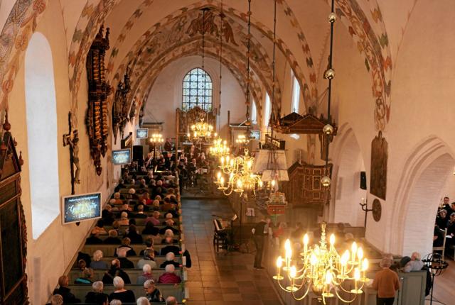 Den smukke Sæby Kirke med de nyrenoverede kalkmalerier udgjorde den helt perfekte ramme for Musikkorps Sæbys Nytårskoncert. Foto: Tommy Thomsen
