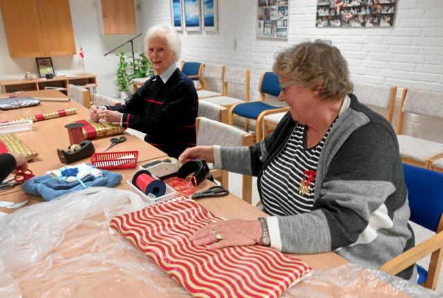 Birgit Haaning og Bodil Lundorff i gang med at pakke julepakker ind til Madam Blå. Privatfoto