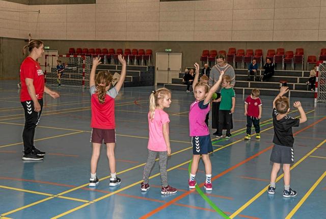 Formiddagen startede med de yngste og kommende håndboldspillere. Foto: Mogens Lynge