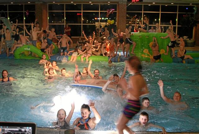 Der bliver masser af sjov og høj musik, når Aabybro IF Svømning inviterer til pool party.