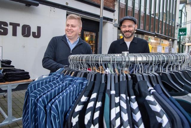 Dan Larsen og Nicolai Sthyr-Nielsen er nu sammen om at drive de to tøjbutikker Støj og Mr. Agerbæk. Foto: Bente Poder