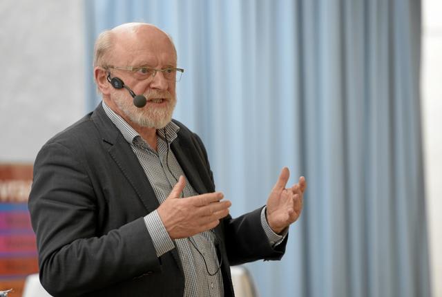 Professor Johannes Nørgaard Frandsen fortæller 20. januar om Limfjordens digtere. 	             Arkivfoto: Michael Bygballe