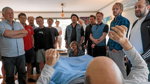 Mandskorets leder, Ivar, lider af uhelbredelig kræft, men han vil ikke dø før koret har sunget for et publikum på 10.000 – som opvarmning for Black Sabbath og Ozzy Osbourne. Foto: Hans Jørgen Callesen