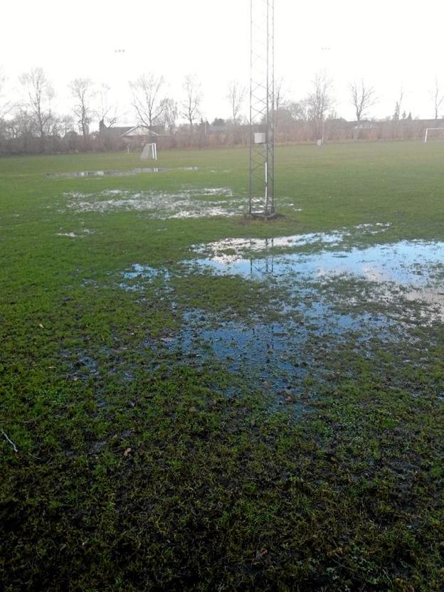 Fodboldbanerne i Flauenskjold står under vand, og det vil de blive ved med, hvis ikke der drænes. Privatfoto