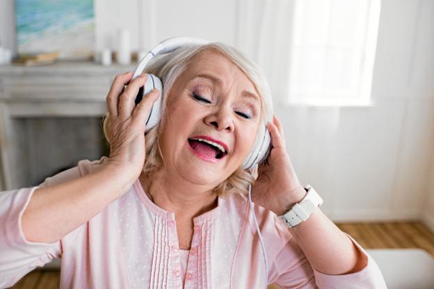 Guidet Fællessang er et nyt tiltag på bibliotekerne, hvor deltager går lidt mere i dybden med sang og musik Foto: Frederikshavn Bibliotek