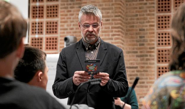 Den 15. januar 2020 dyster 6.klasser fra hele regionen om en finaleplads i bibliotekernes store vidensquiz ”Smart Parat Svar” - Erling Lykke fra Aalborg Bibliotekerne læser spørgsmål op i lokalfinalen i Aalborg.