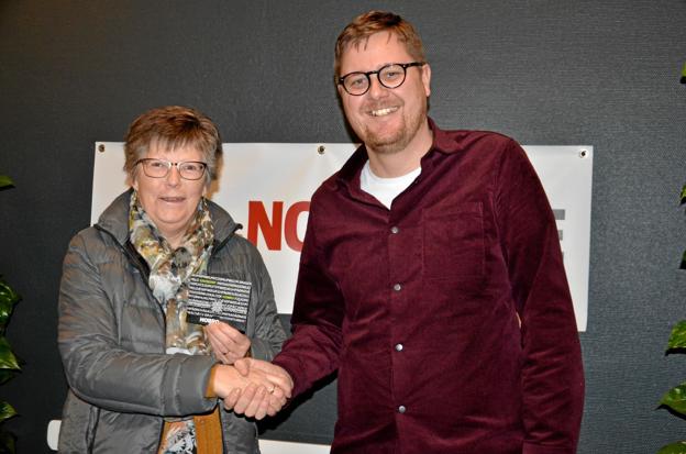Birthe Poulsen får overrakt gavekortet på 10.000 kroner af Thomas Korsgaard Maribo, mediakonsulent Nordjyske Medier. Foto: Jesper Bøss