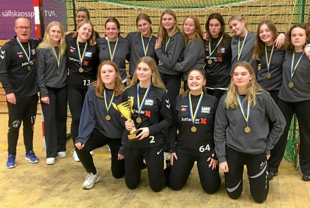 Glade piger med en bronzemedalje om halsen i det svenske. Foto: Mogens Lynge