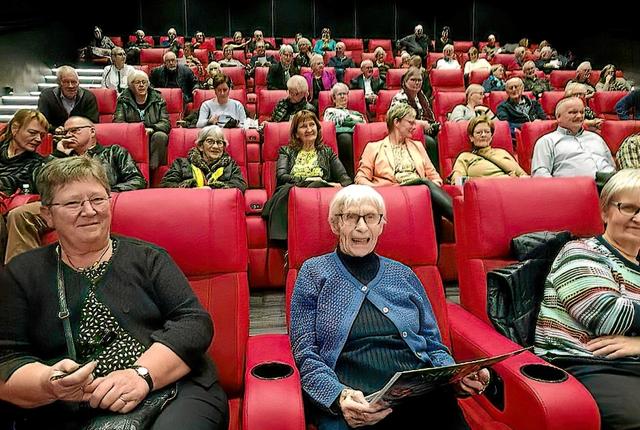 100-årig Hildegard Gundersen (i midten) var blandt de mange løgstørianere, som i weekenden hyggede sig med liflige Andre Rieu-toner i den lokale biograf.  Privatfoto