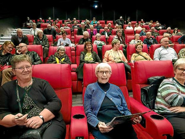 100-årig Hildegard Gundersen (i midten) var blandt de mange løgstørianere, som i weekenden hyggede sig med liflige Andre Rieu-toner i den lokale biograf.  Privatfoto