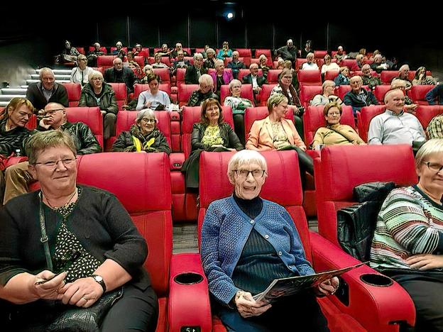 100-årig Hildegard Gundersen (i midten) var blandt de mange løgstørianere, som i weekenden hyggede sig med liflige Andre Rieu-toner i den lokale biograf. Privatfoto
