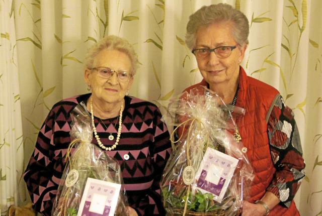 Rita Christensen og Ehly Sørig - fik nål for henholdsvis 10 for fem år besøgstjeneste hos Røde Kors i Arden. Privatfoto