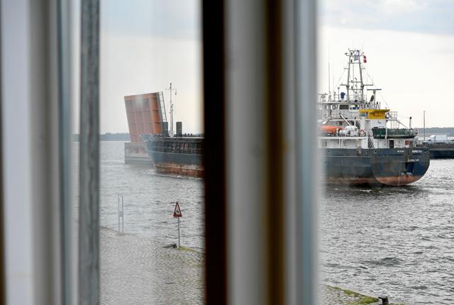 En udsigtsgrund nær den gamle Trip Trap ejendom på havnen i Hadsund (billedet) er stadig til salg. Arkivfoto: Henrik Bo