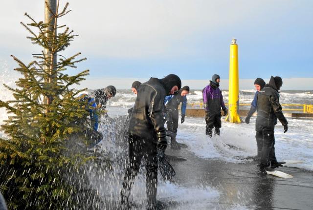 Under store bølgeslag ind over molen gjorde Løkken Sportsdykkerklub klar til at springe i vandet. Foto: Kirsten Olsen