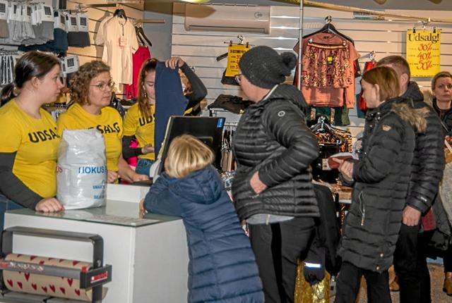 Butikken var næsten fyldt op fra starten og det nytårsfriske personale var klar til at ekspedere. Foto: Mogens Lynge