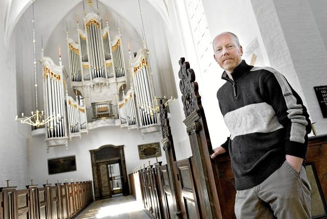 Mikael Ustrup - sidder søndag ved orglet i Mariager Kirke. Arkivfoto