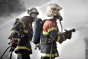 Voldsom brand: Flammer stod ud af vinduet - supermarked evakueret