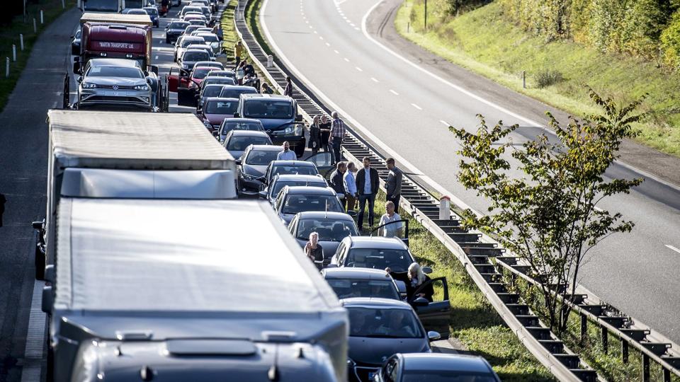 Sommerferien er for alvor skudt i gang, og det betyder traditionen tro tæt trafik på vejene i weekenderne, hvor der de fleste lørdage er skiftedag i landets sommerhuse. Kør i god tid, og følg udviklingen i trafikken, lyder nogle af de gode råd. (Arkivfoto). <i>Mads Claus Rasmussen/Ritzau Scanpix</i>