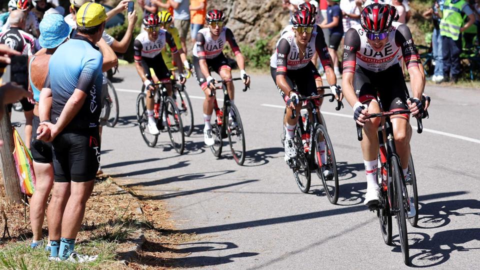 Vegard Stake Laengen, der her er i front for UAE-mandskabet, er ude af Tour de France på grund af en positiv coronatest. <i>Thomas Samson/Ritzau Scanpix</i>