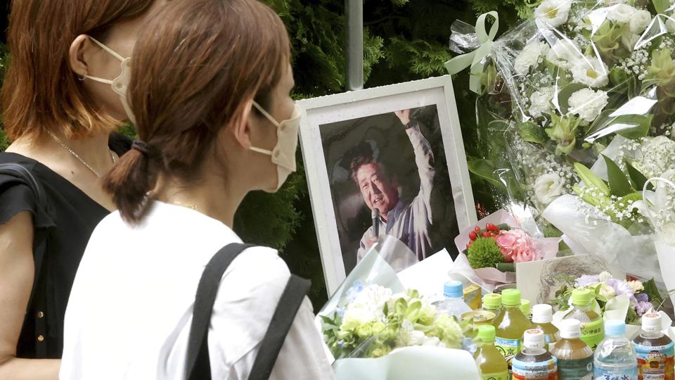 I USA siger præsident Joe Biden, at han er "overvældet, forarget og dybt bedrøvet" efter drabet på Shinzo Abe. Efter drabet på den tidligere premierminister er Japan rystet af sorg og chok. <i>Yasushi Kanno/Ritzau Scanpix</i>