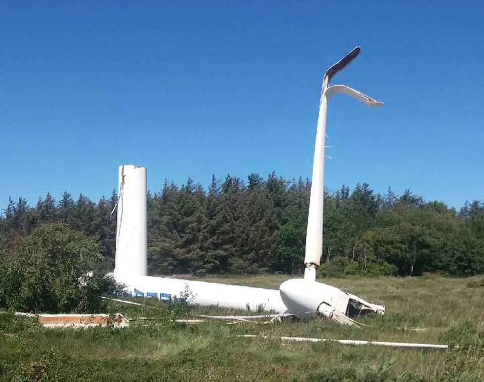 En vindmølle er lørdag knækket midt over i Hirtshals. <i>Privatfoto: Jan Christensen</i>