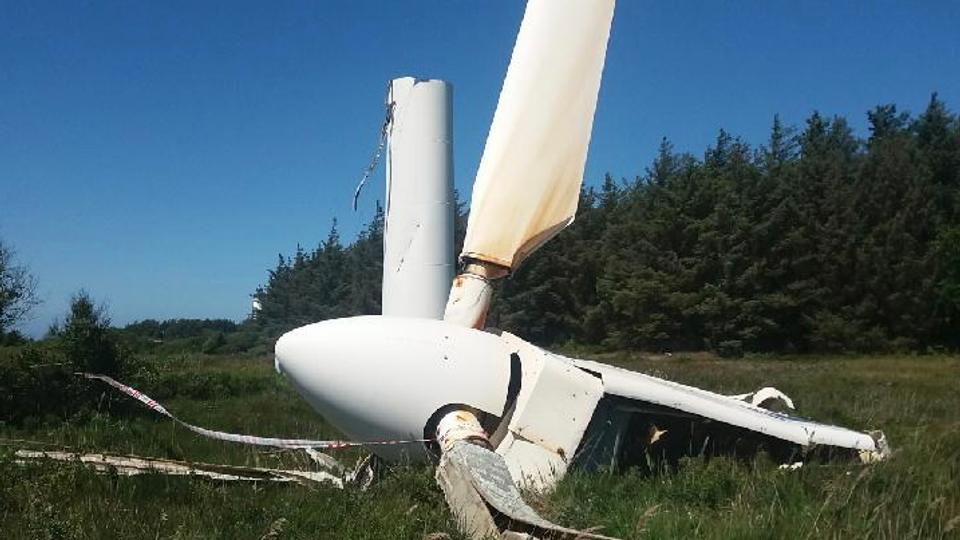 Lørdag knækkede en vindmølle i Hirtshals midt over. <i>Privatfoto: Jan Christensen</i>
