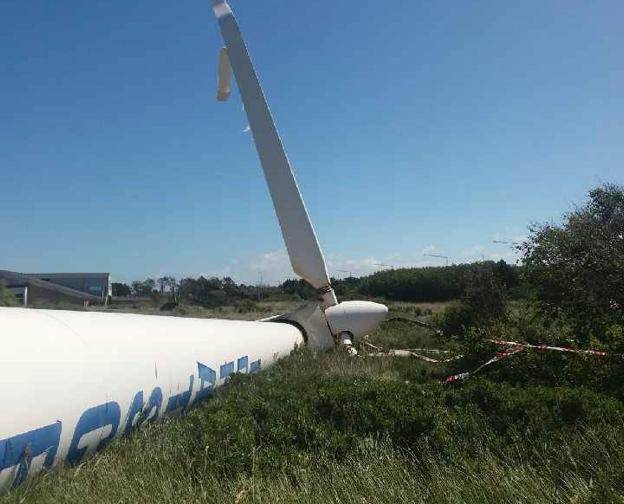 En vindmølle er lørdag knækket midt over i Hirtshals. <i>Privatfoto: Jan Christensen</i>