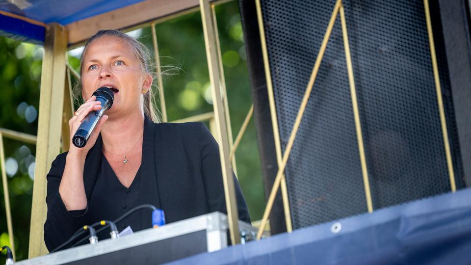 Therese Strand Kudajewski er i dag præst på Fyn og derfor ikke længere en del af Aalborg Stift. Alligevel var hun inviteret til at holde åbningstalen til årets udgave af Aalborg Pride, som løb af stablen lørdag. Hun deltog også i 2019, hvor hun repræsenterede Folkekirken, der ved den lejlighed deltog til priden for første gang. <i>Foto: Lars Pauli</i>