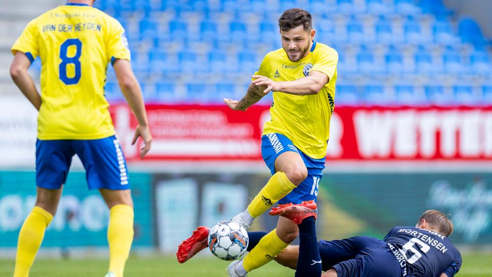 Vendsyssel FF har spillet sine træningskampe i en Brøndby-lignende uniform, men til sæsonpremieren er holdet nok tilbage i sin vante hvide spilledragt. <i>Arkivfoto: Lars Pauli</i>