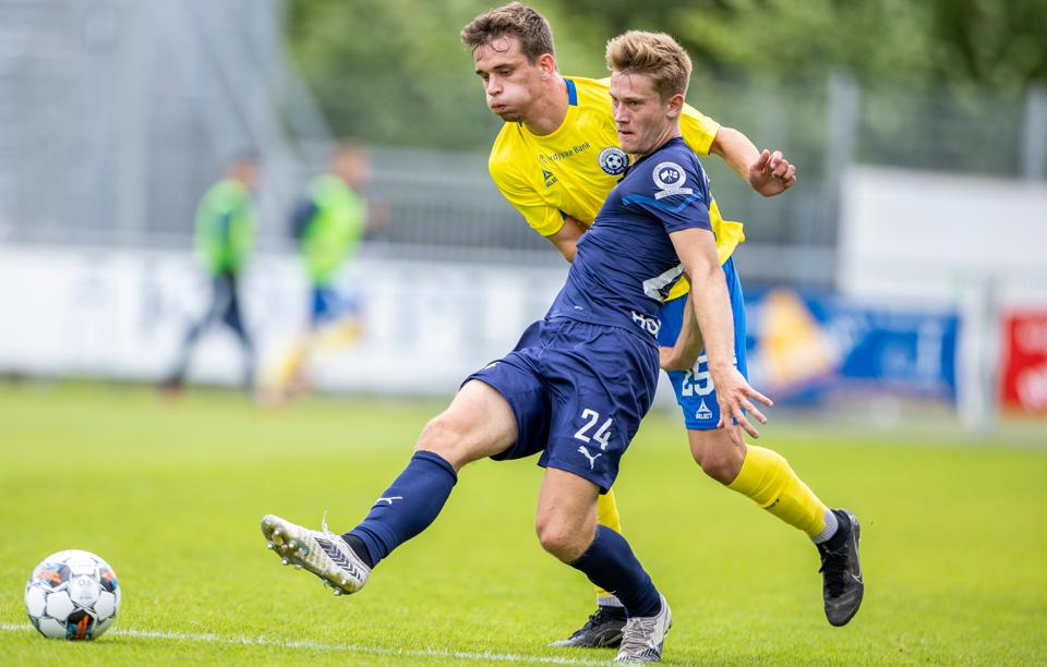 To tidligere AaB-talenter i duel. Jakob Gaardsøe (i gult) hos Vendsyssel FF og Oliver Overgaard hos Hobro IK. <i>Foto: Lars Pauli</i>