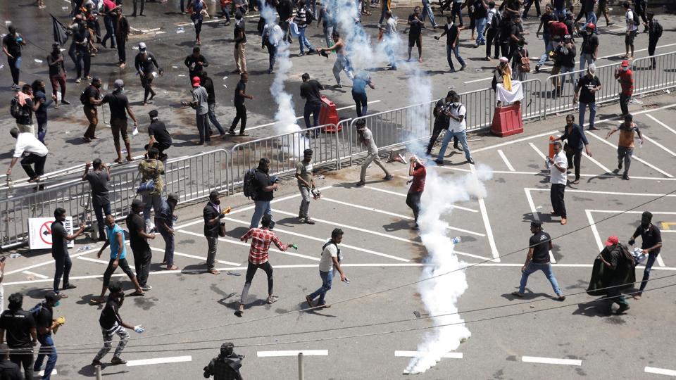 Titusindvis af mennesker deltog lørdag i voldsomme demonstrationer i Sri Lankas hovedstad, Colombo. <i>Dinuka Liyanawatte/Reuters</i>