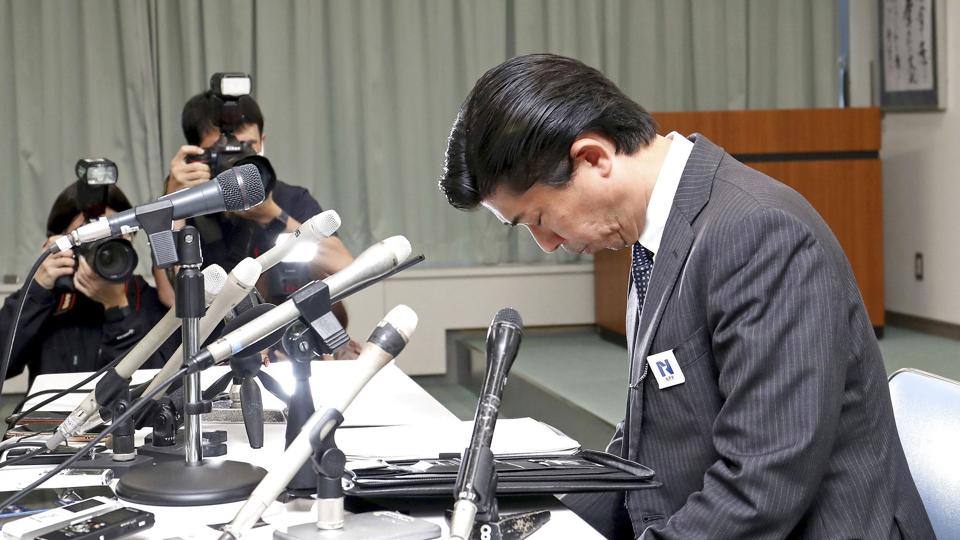 Politichef i byen Nara Tomoaki Onizuka siger ved et pressemøde lørdag, at der var problemer med sikkerheden, da tidligere premierminister i Japan Shinzo Abe fredag blev skuddræbt. <i>Yasushi Kannno/Ritzau Scanpix</i>