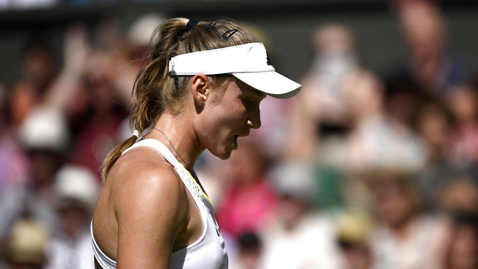 Elena Rybakina tabte første sæt klart, men fandt storspillet frem til andet og tredje sæt, som sikrede hende Wimbledon-trofæet. <i>Toby Melville/Reuters</i>