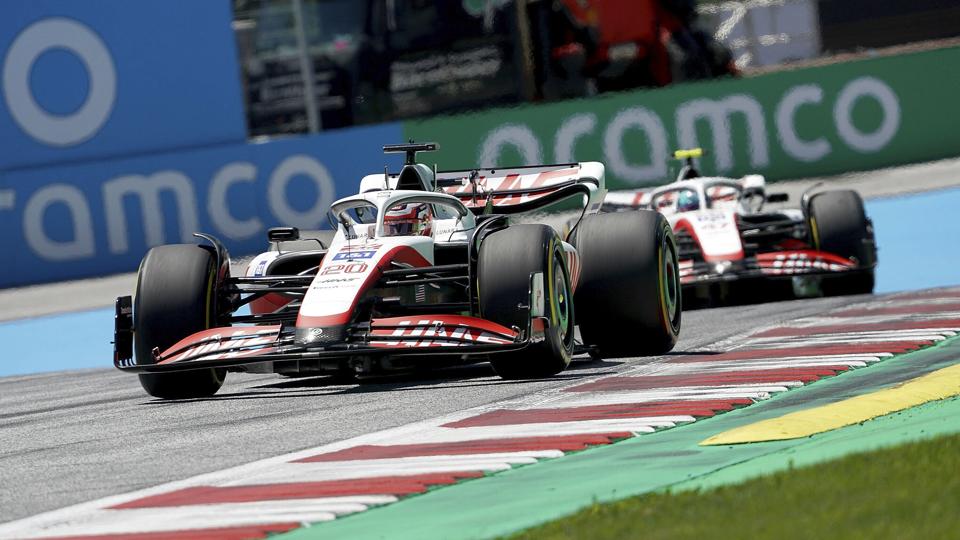 Kevin Magnussen og Mick Schumacher viste stor forståelse for hinanden i sprintløbet, men kun Magnussen fik point. <i>Foto: Hasan Bratic/Ritzau Scanpix</i>